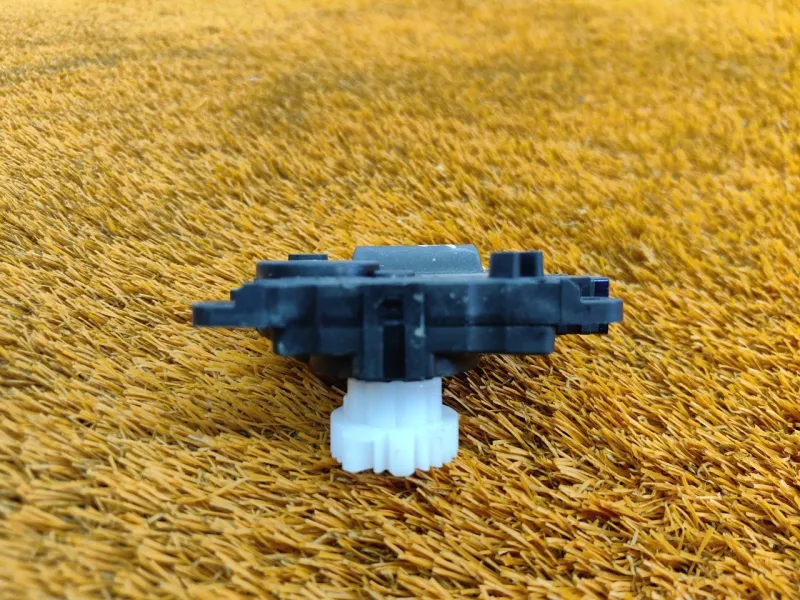 Сервопривод заслонок печки