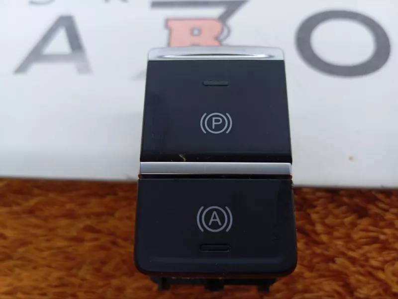 Кнопка стояночного тормоза