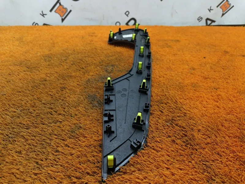 Накладка обшивки двери