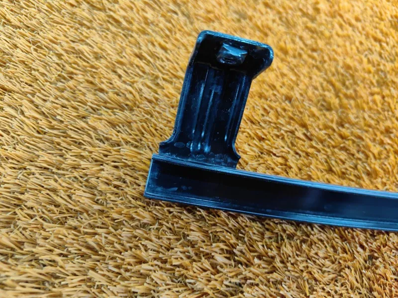 Направляющая стекла двери