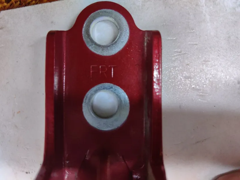 Петля двери