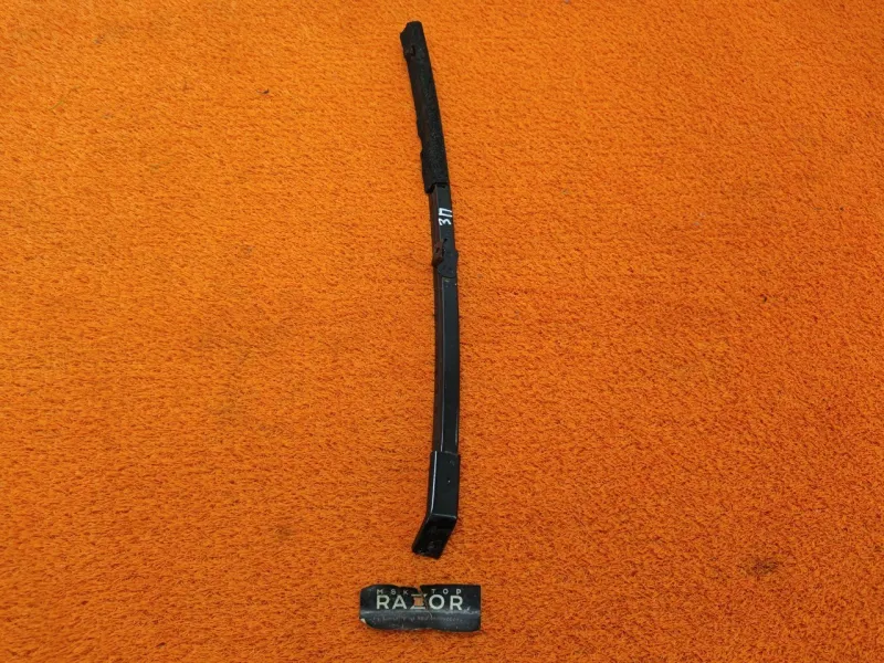 Направляющая стекла двери