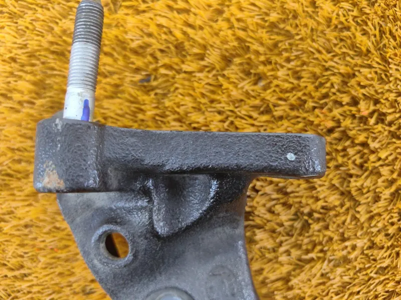 Кронштейн опоры двигателя