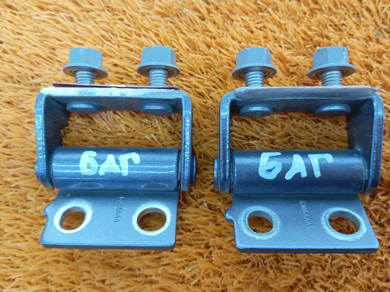 Петля двери багажника