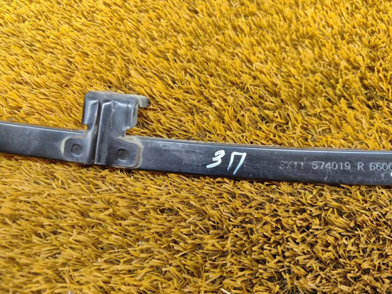 Направляющая стекла двери