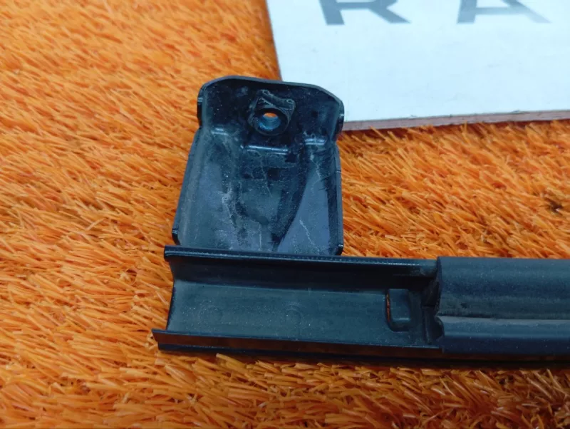 Направляющая стекла двери