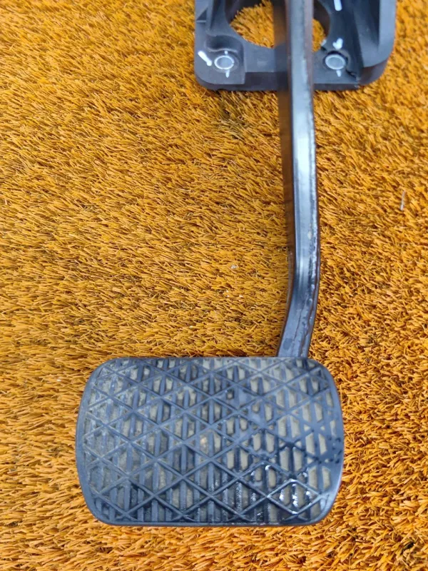 Педаль тормоза