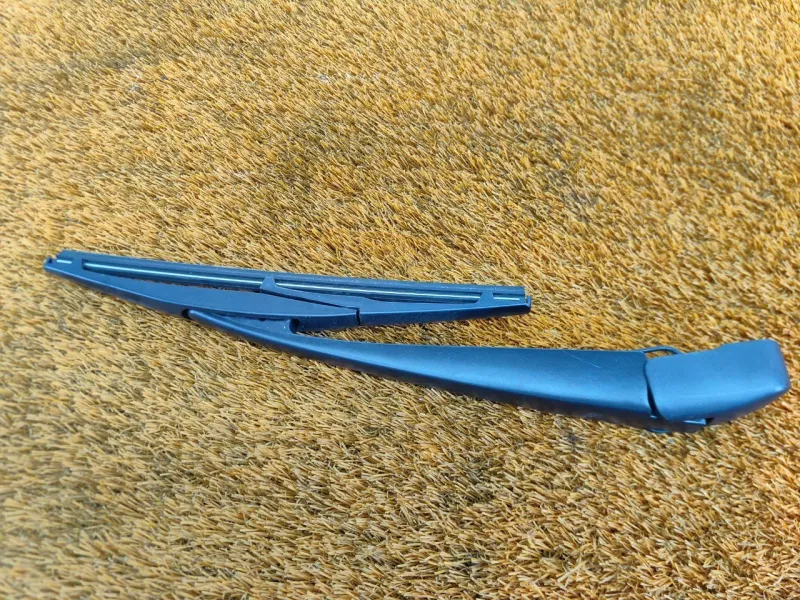 Поводок стеклоочистителя багажника