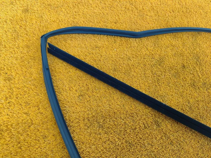 Уплотнитель стекла двери