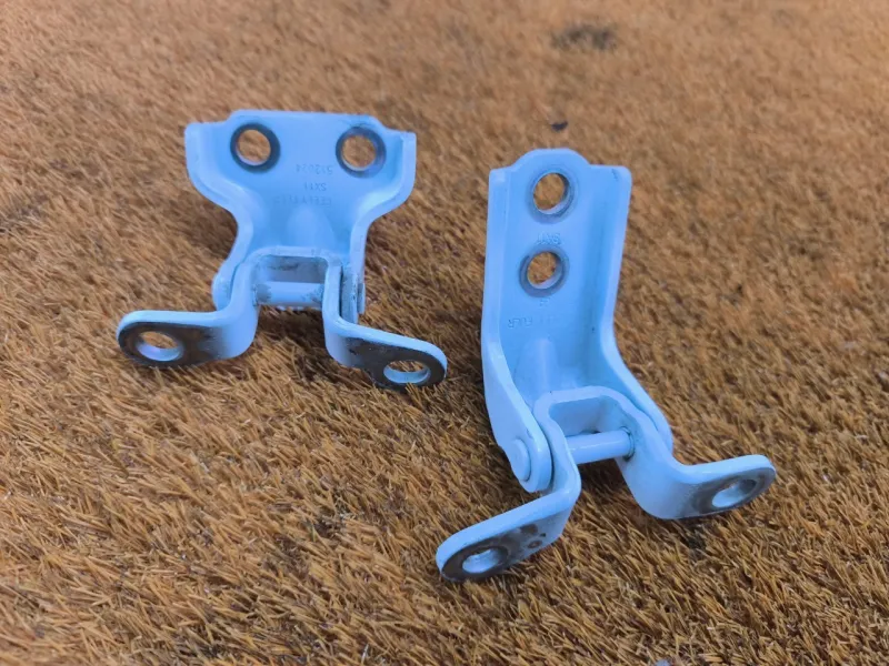 Петля двери