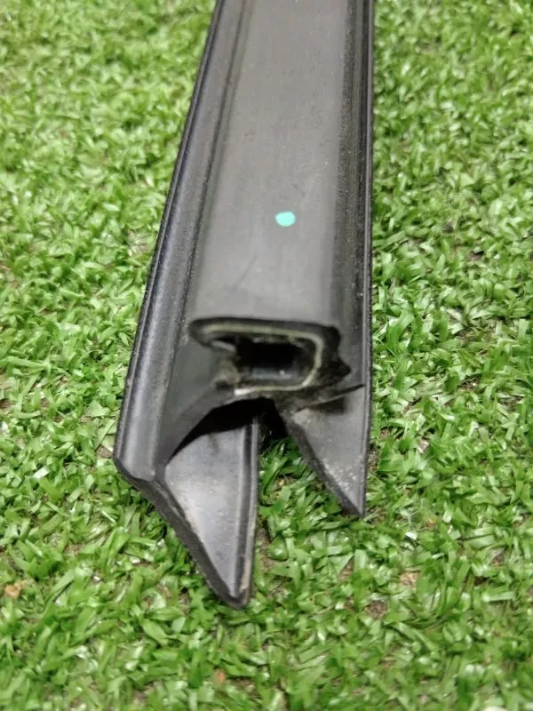 Уплотнитель стекла двери