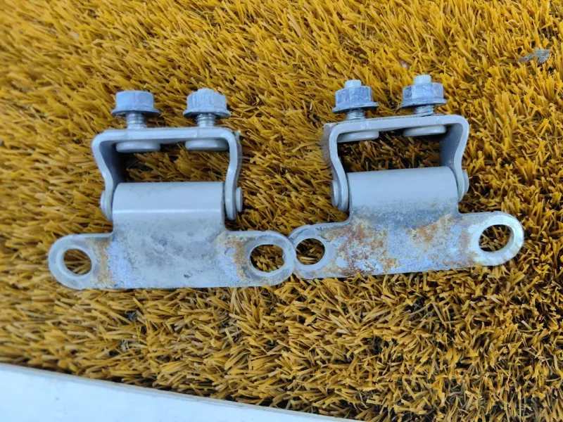 Петля двери багажника