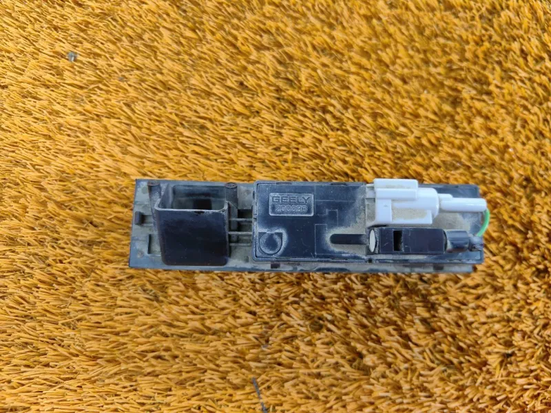 Кнопка открывания багажника