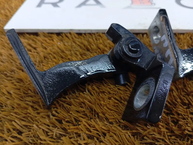 Петля двери