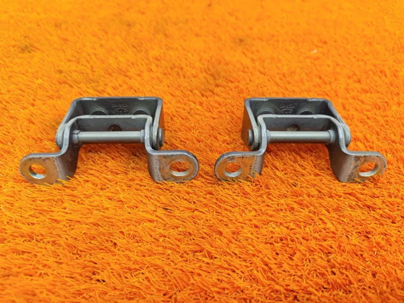 Петля крышки багажника