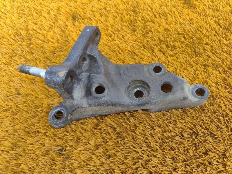 Кронштейн опоры двигателя