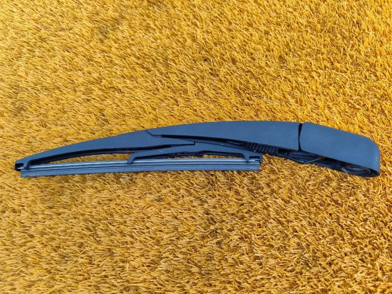 Поводок стеклоочистителя багажника