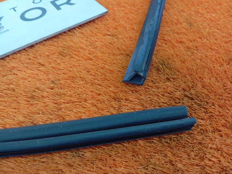 Уплотнитель стекла двери