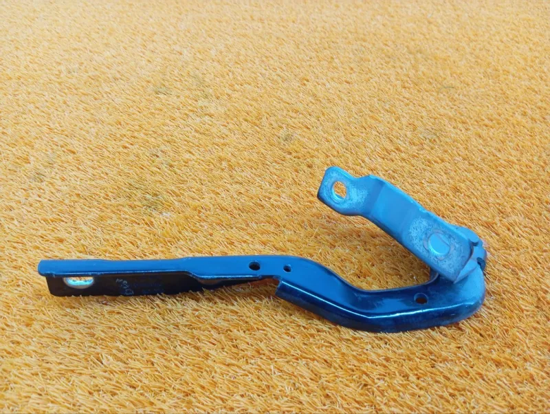 Петля капота