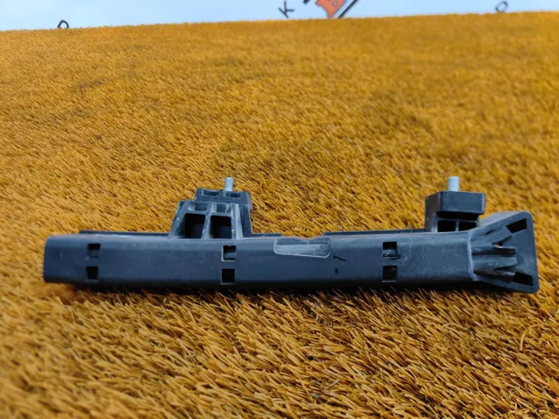 Направляющая стекла двери