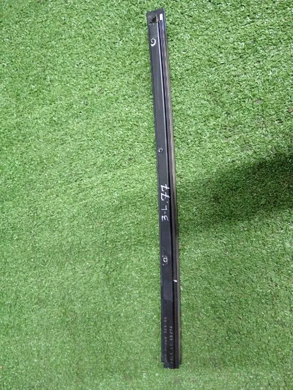 Направляющая стекла двери