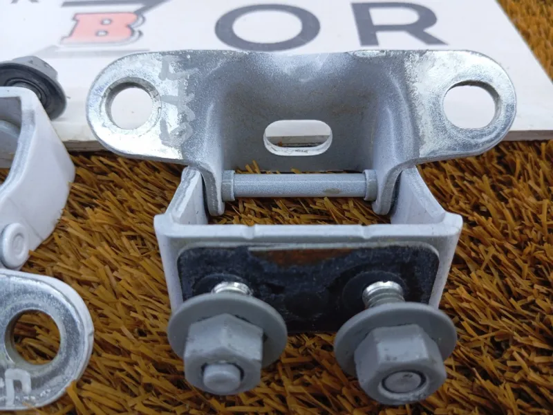 Петля двери багажника