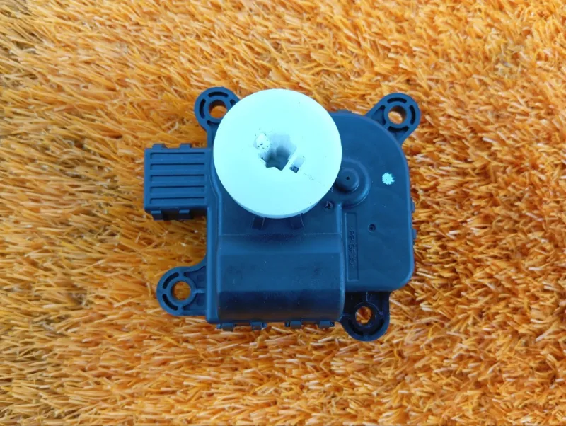 Сервопривод заслонок печки