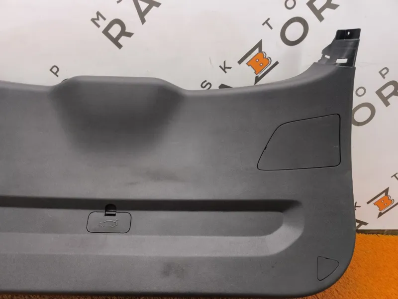 Обшивка двери багажника