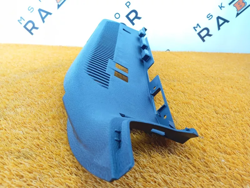 Направляющая шторки багажника