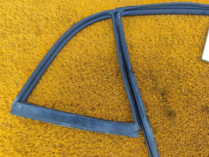 Уплотнитель стекла двери