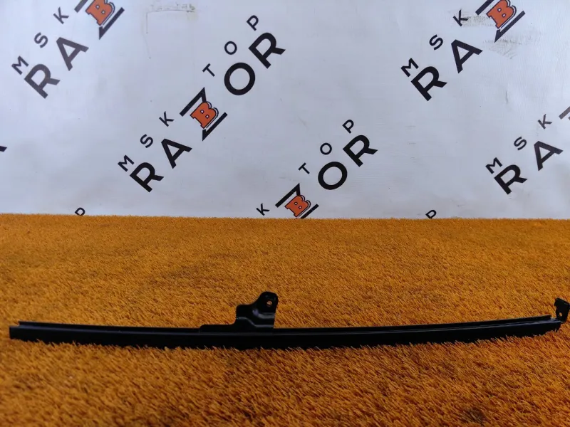 Направляющая стекла двери