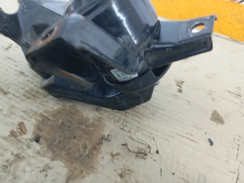 Подушка двигателя