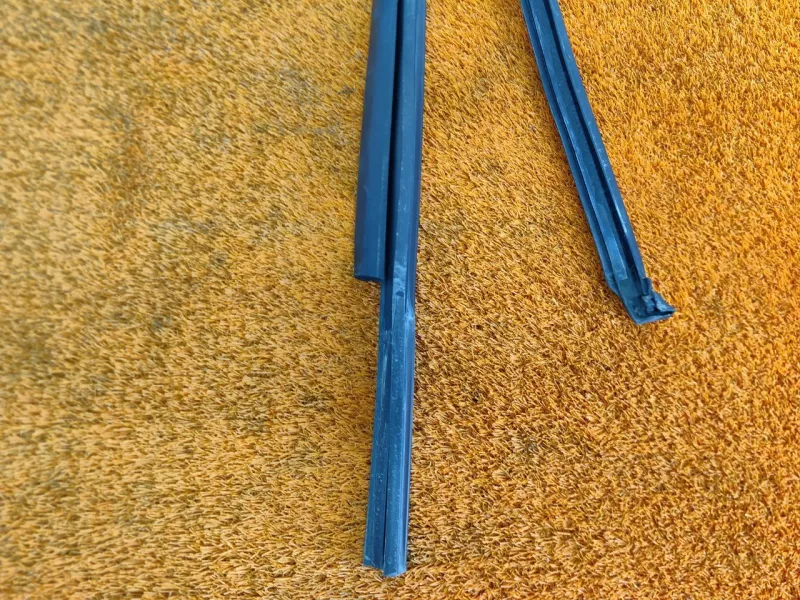 Уплотнитель стекла двери