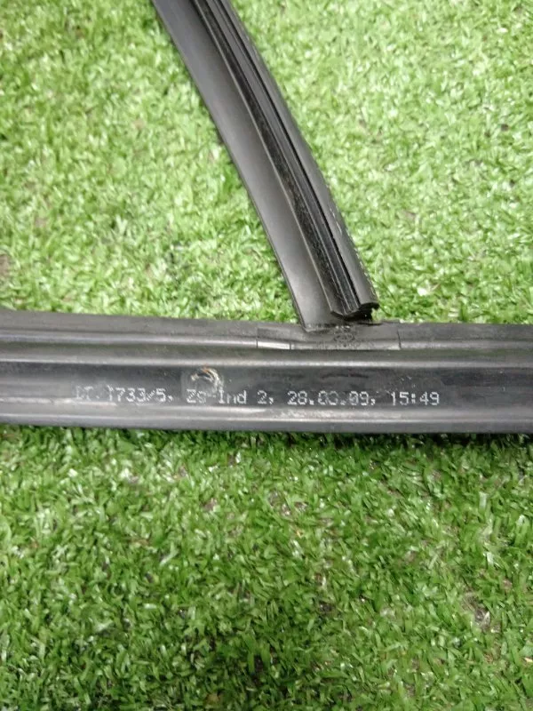 Уплотнитель стекла двери