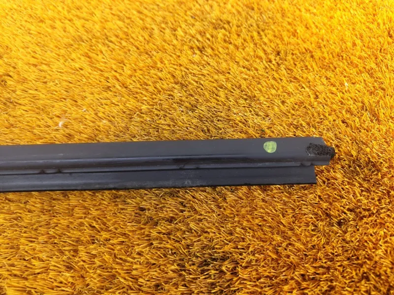 Уплотнитель стекла двери