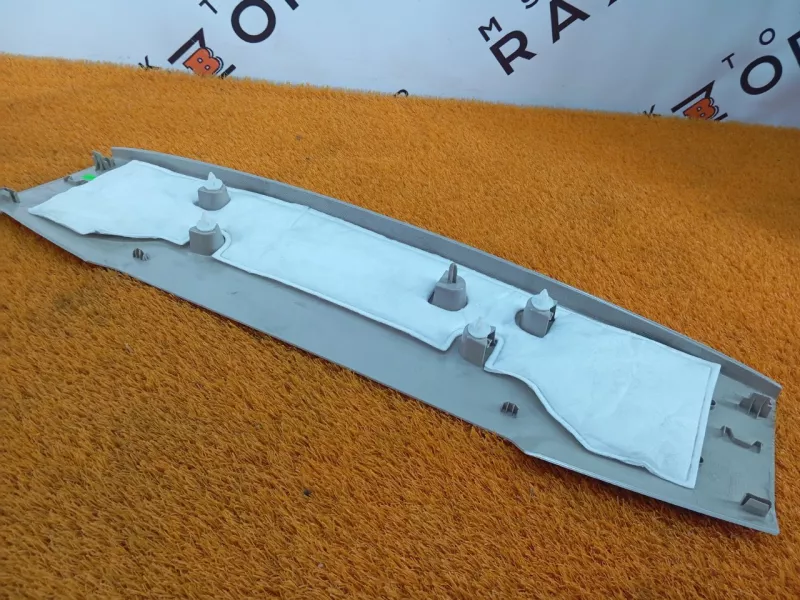 Обшивка двери багажника