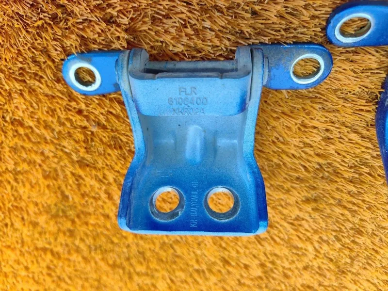 Петля двери