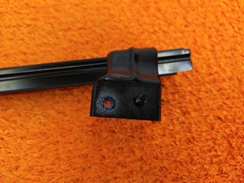 Направляющая стекла двери