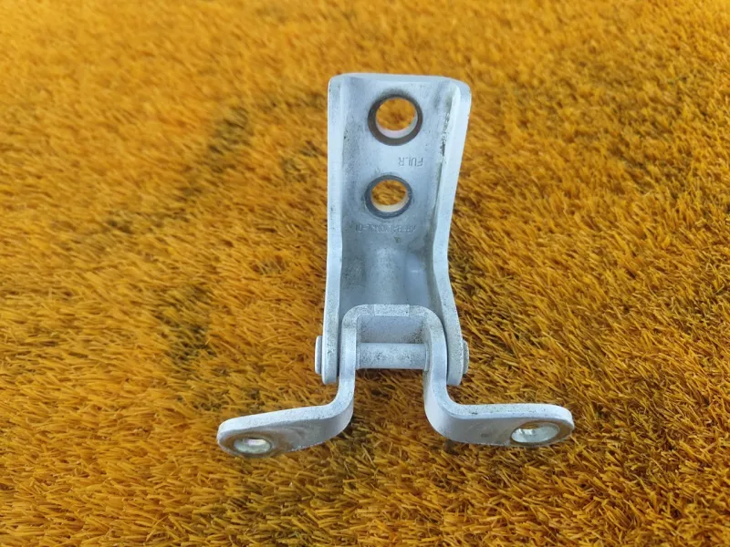 Петля двери