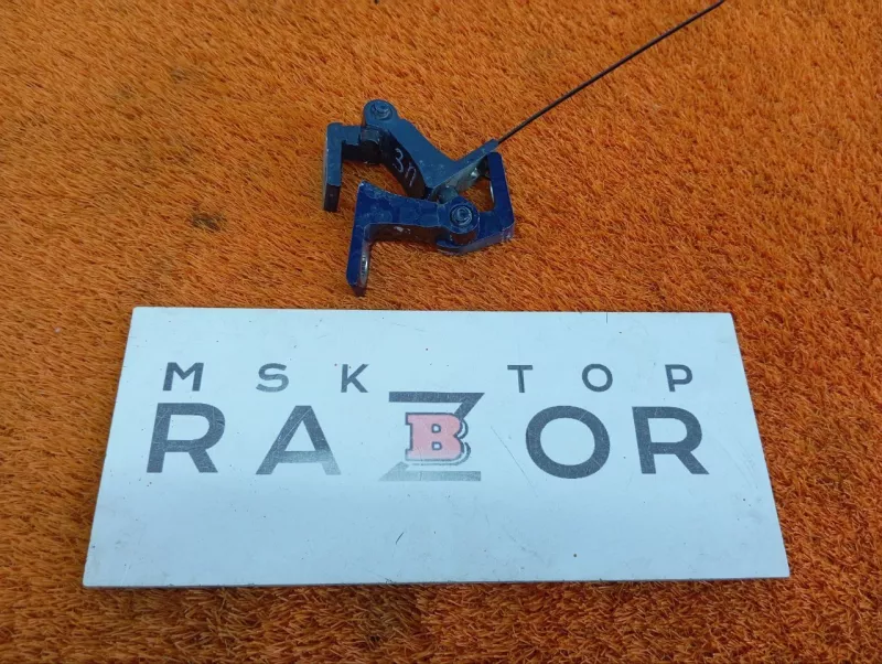 Петля двери