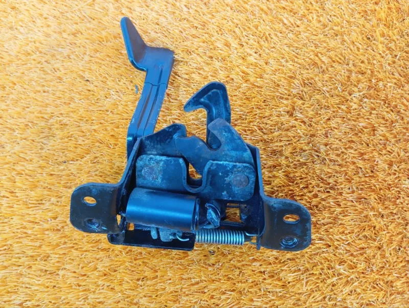 Замок капота