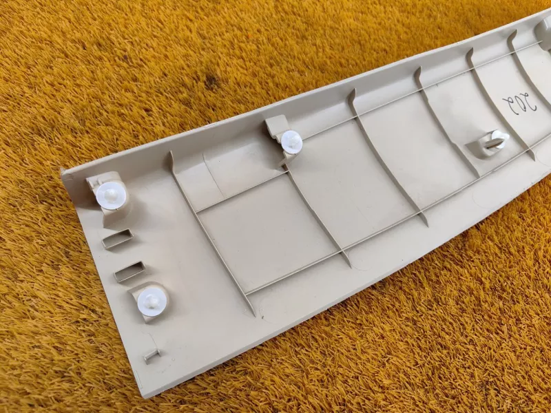 Обшивка крышки багажника