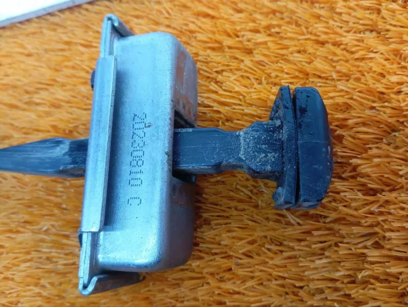 Ограничитель двери