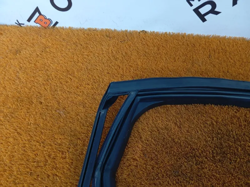 Уплотнитель стекла двери