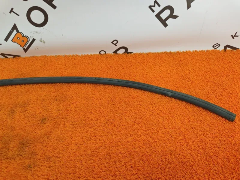 Уплотнитель капота