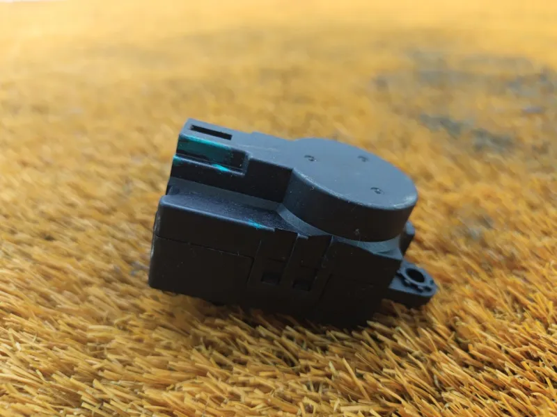 Сервопривод заслонок печки