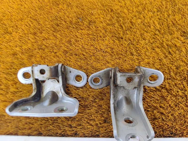 Петля двери