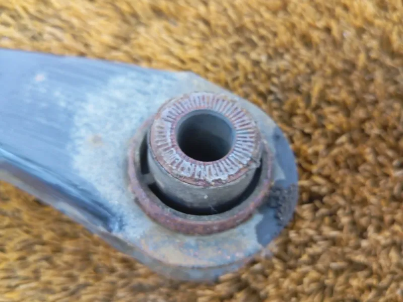 Рычаг подвески нижний