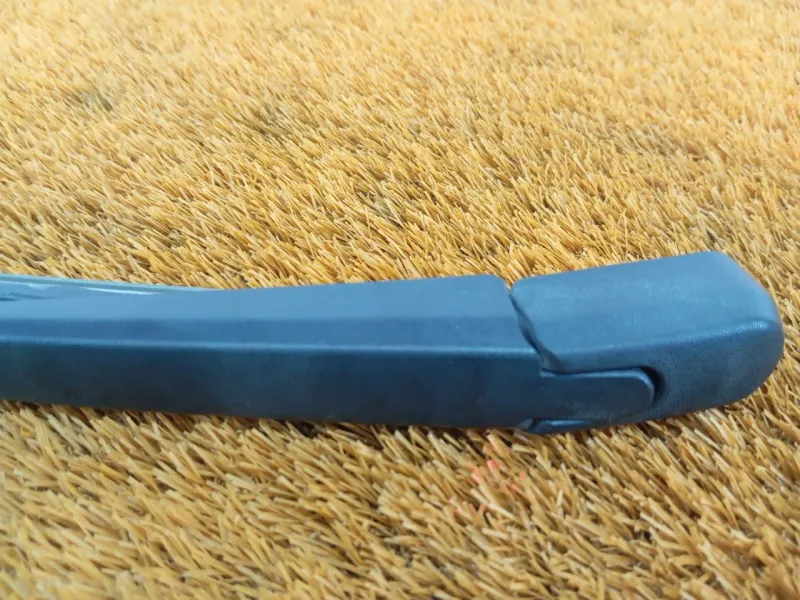 Поводок стеклоочистителя багажника