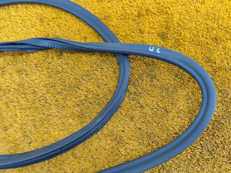 Уплотнитель проема двери